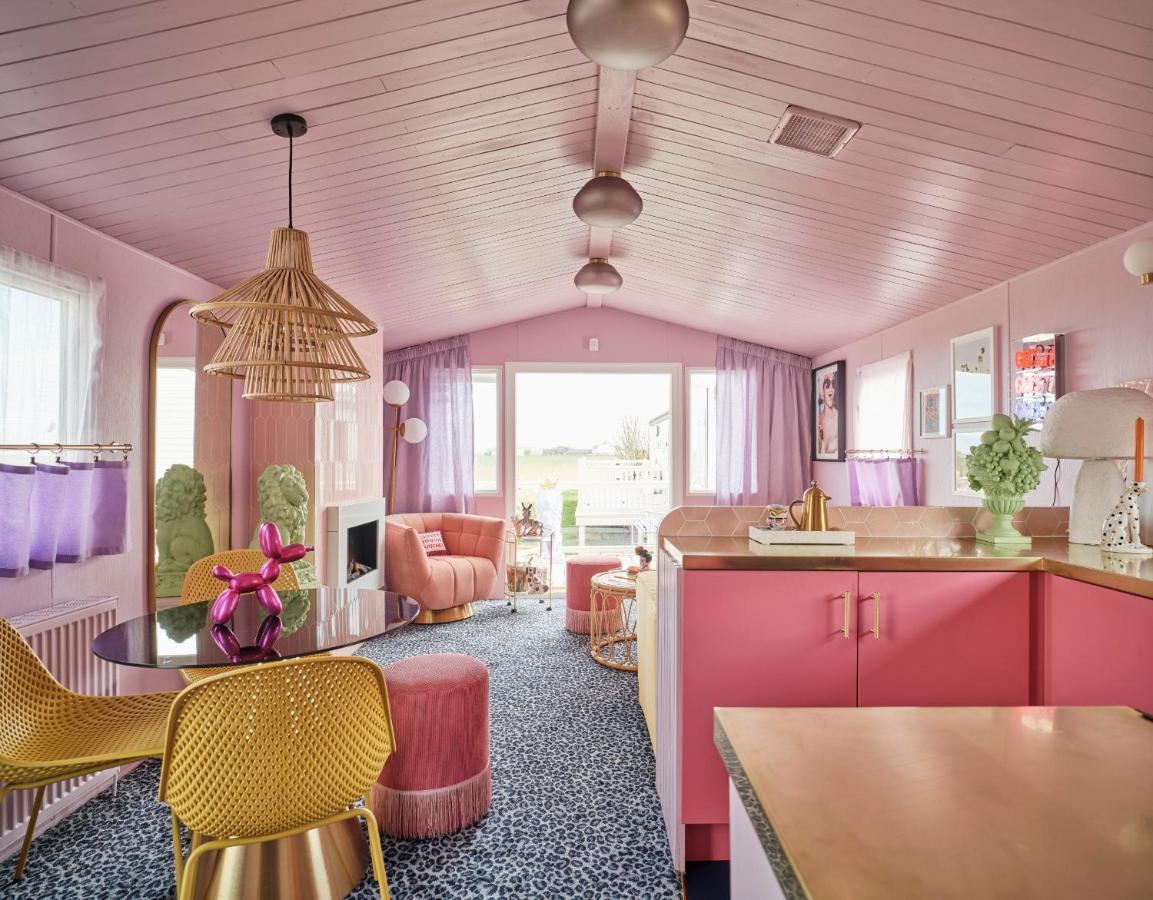 Fun Barbie Inspired, 6 Berth Caravan - Camber Sands Holiday Park, Near The Beach Exterior photo