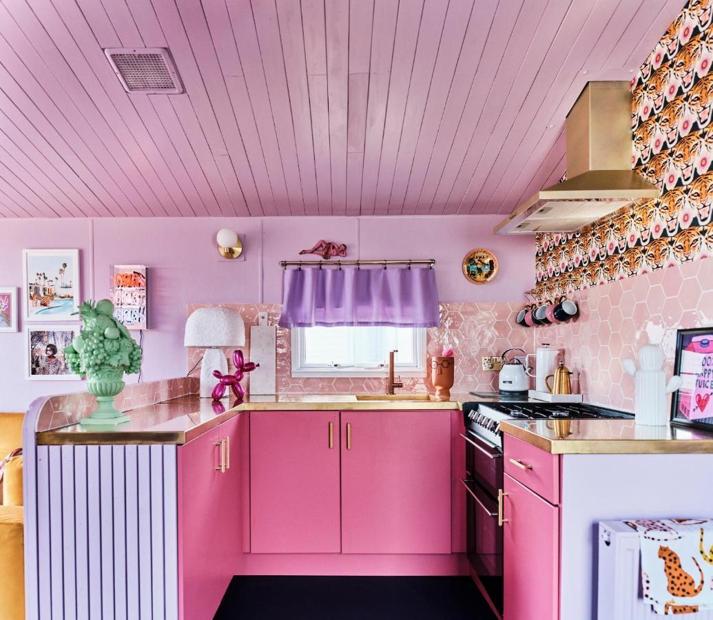 Fun Barbie Inspired, 6 Berth Caravan - Camber Sands Holiday Park, Near The Beach Exterior photo
